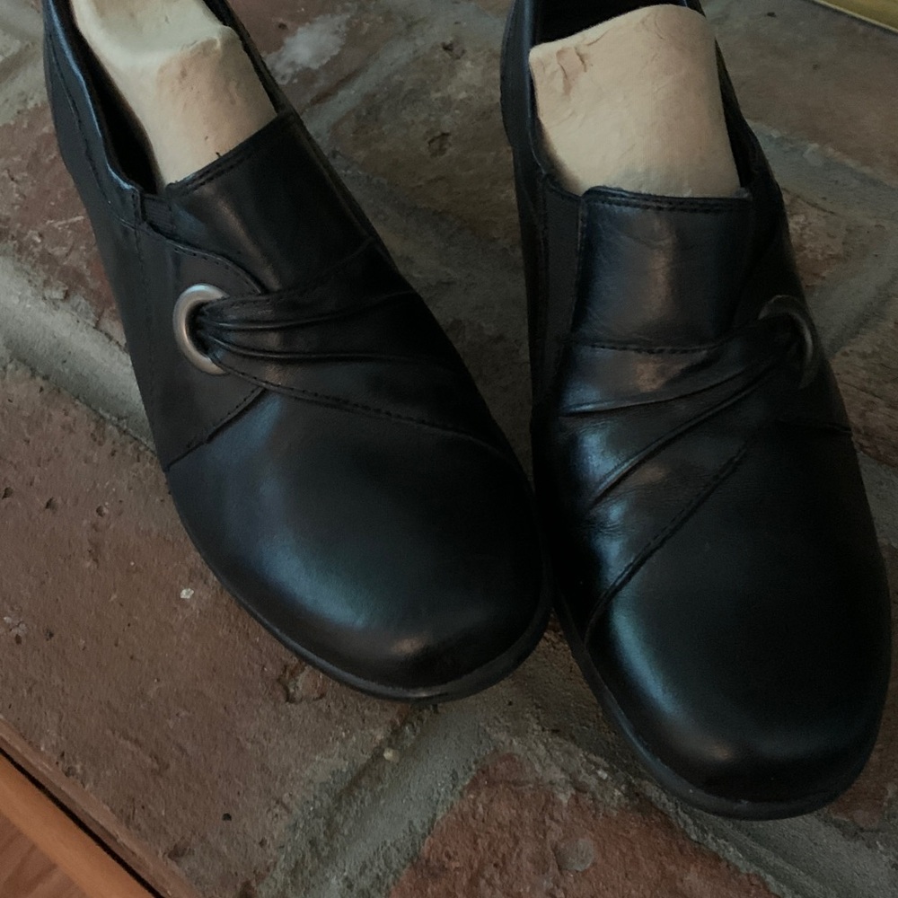 CLARKS Black Bendables Shoes. VERY COMFORTABLE. Dressy or casual with jeans.